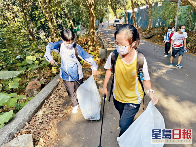 參與「同創共學計畫」試驗計畫的學生,發現青山寺徑上垃圾隨處可見,自發組隊清理。