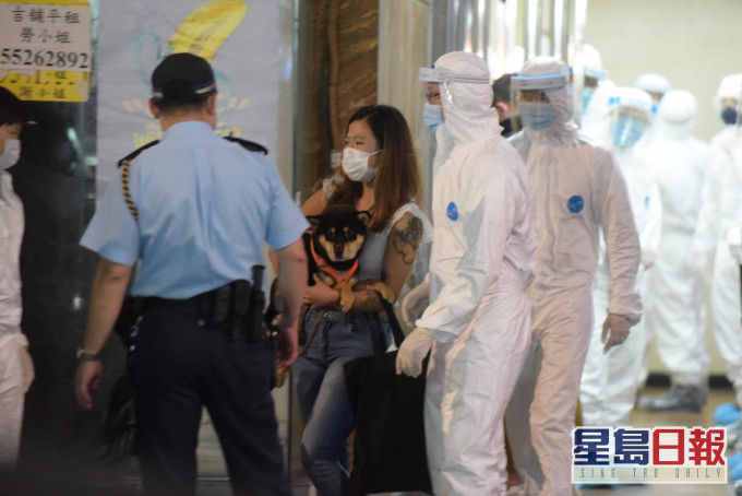 身穿保護衣人員進入尖沙嘴美園大廈。