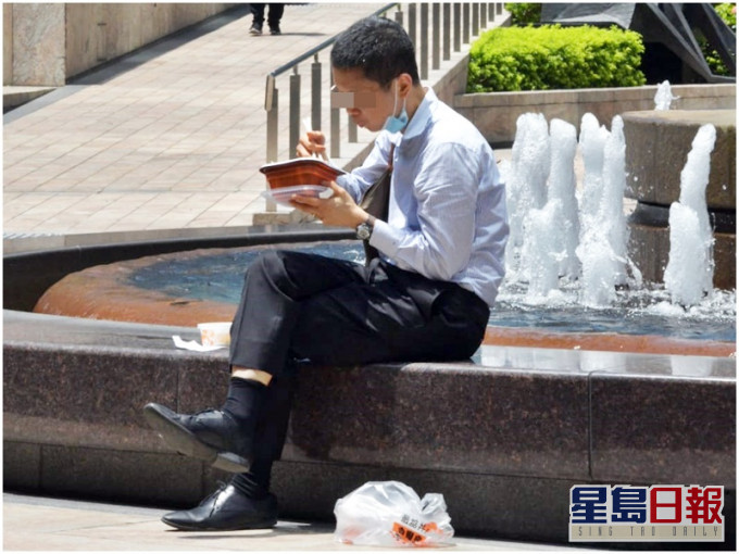 有打工仔午膳時無處容身,在街頭開餐抗疫。資料圖片