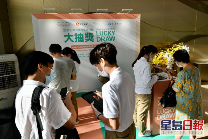 觀塘有多名市民在場由職員協助登記抽獎。