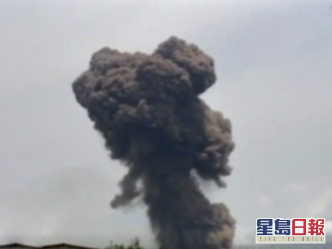 赤道幾內亞軍營發生爆炸, 濃濃的黑煙從營地升起。(AP圖片)