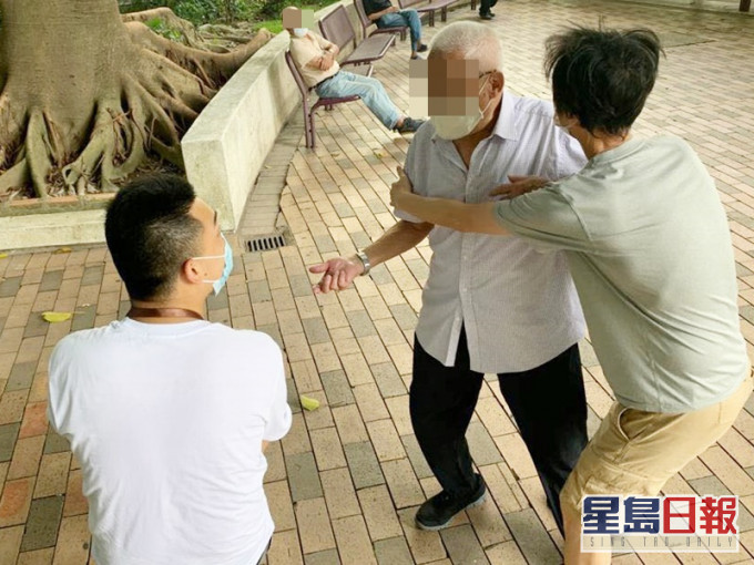 王進洋大聲讀牌阻賭局,有長者疑想動手。王進洋fb圖片