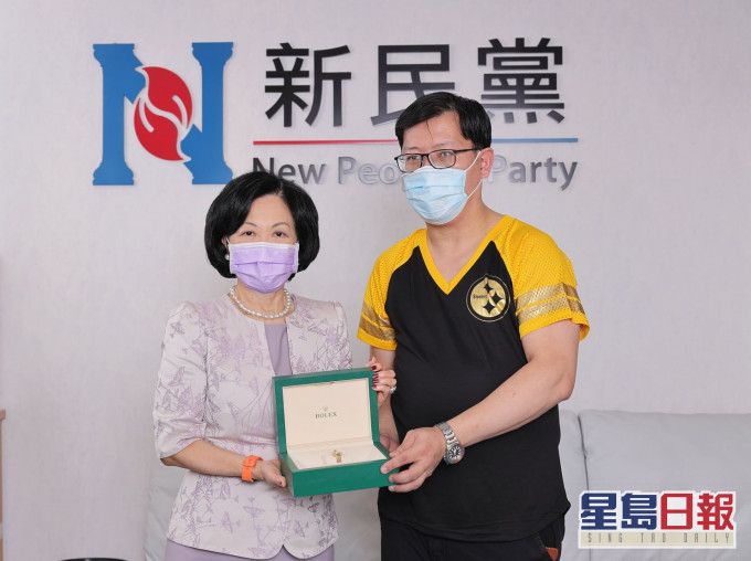 幸運兒冼先生獲得頭獎勞力士18K金鑲鑽石手錶。新民黨FB圖片