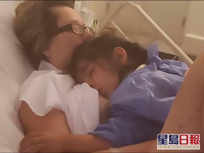 Maria無意識掀上衣餵奶。每日郵報圖片