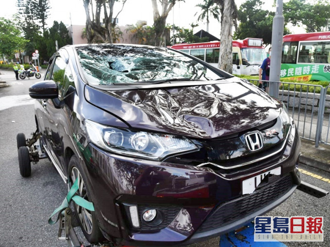 私家车车头挡风玻璃爆裂。