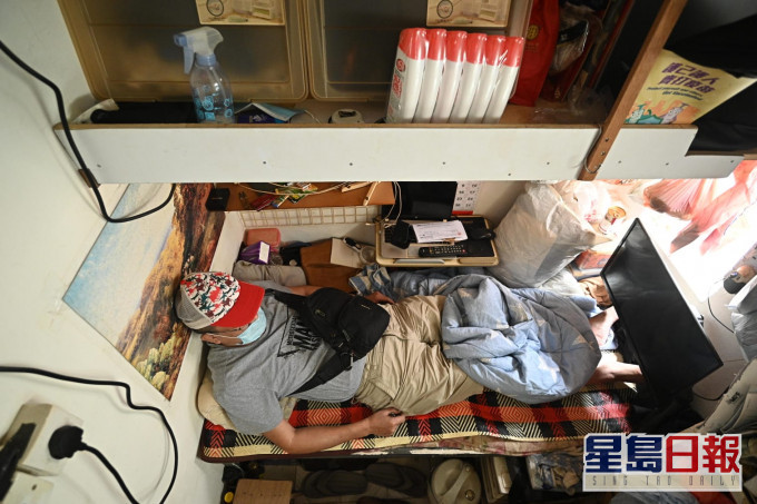 劏房戶黃先生分享指,屋內十分悶熱且無法開窗。