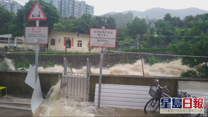 大埔河河水泛濫一度沖上河堤。網民Alex Mo上載至Tai Po 大埔