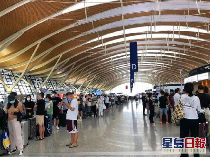 不少中國留學生在上海浦東機場排隊候機赴美。網上圖片