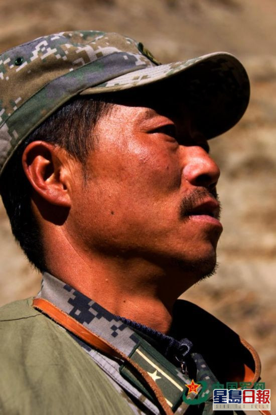 中央軍委授予祁發寶「衛國戍邊英雄團長」榮譽稱號,圖為擔任邊防營長時的祁發寶。