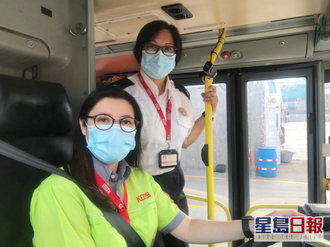 彭雅怡(左)及谭穗云揸軚盘的表现及对驾驶的热情,毫不输给男士。 何蕴姿摄