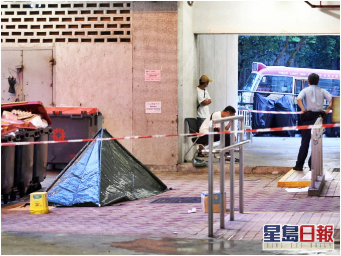 警方以帳篷遮蓋死者遺體。