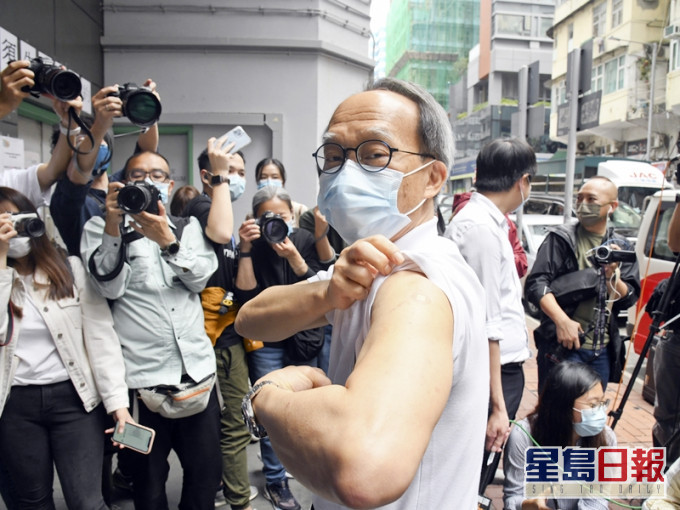 疫苗可预防疾病科学委员会主席刘宇隆预料,若市民打足两针新冠疫苗,将来可望短期免检疫外游。资料图片