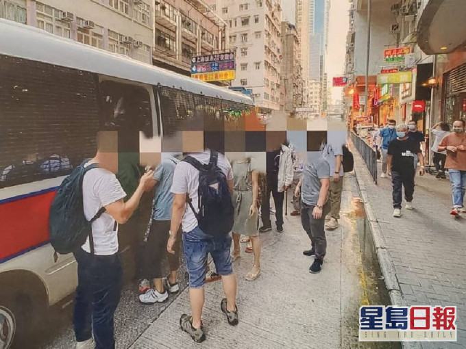 警方拘捕126人。