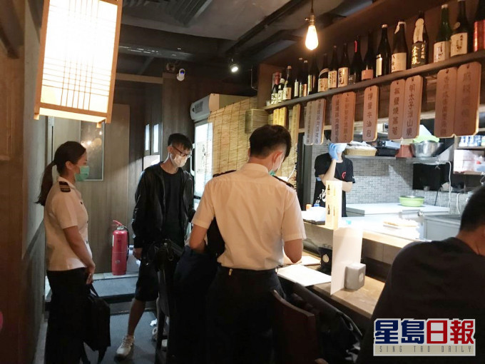 食環署與警方凌晨共巡查灣仔區10間餐飲業務處所。政府新聞處圖片