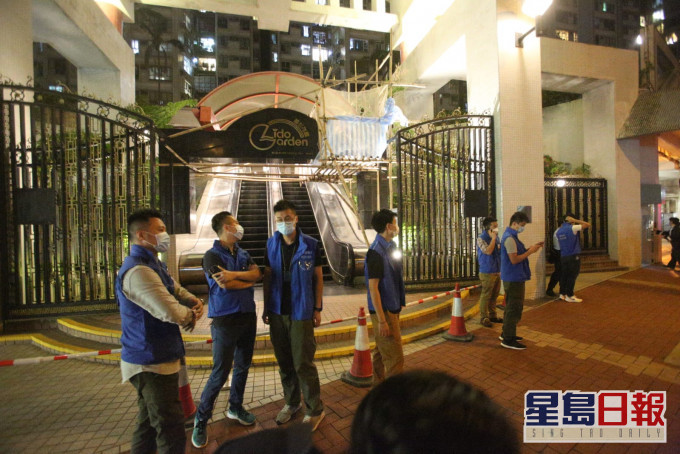 警方在大厦外拉起封锁綫。