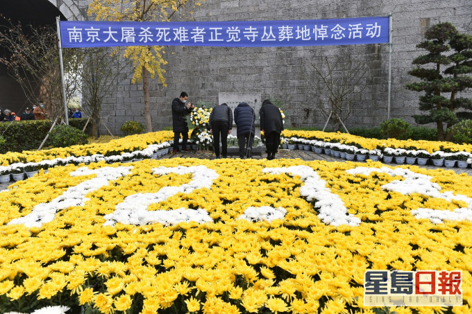 南京群众悼念南京大屠杀遇难同胞。