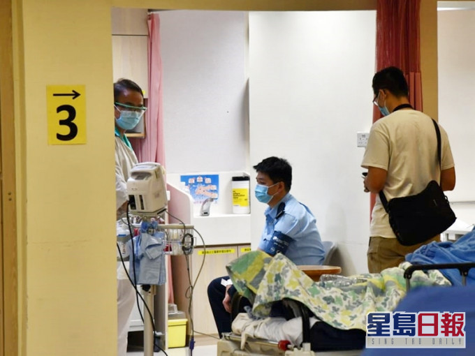兩名男警糾纏期間亦告受傷。