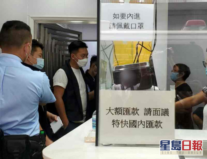 女负责人(右)向警方讲述案发经过。林思明摄