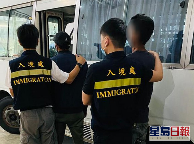 怀疑非法劳工在行动中被捕。政府新闻处图片