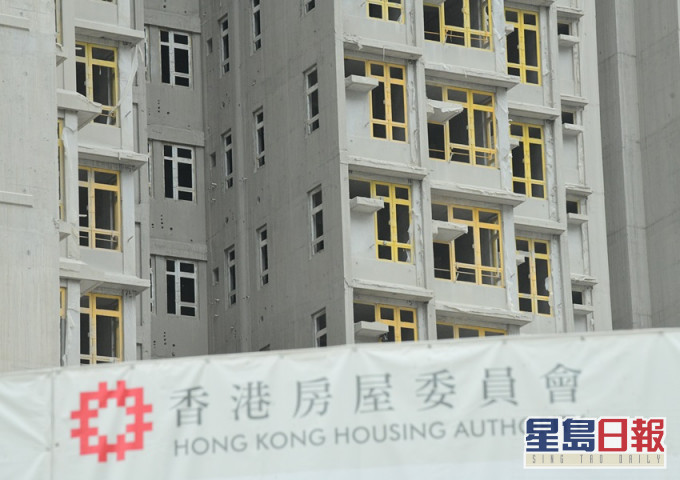 房委會位於西北九龍填海區的公屋地盤,獲准有條件復工。資料圖片