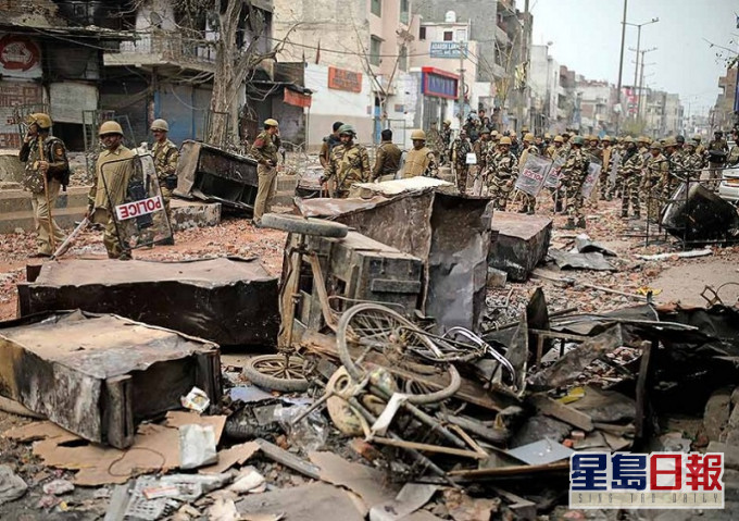 印度連日爆發衝突,當地街頭一片狼藉。AP