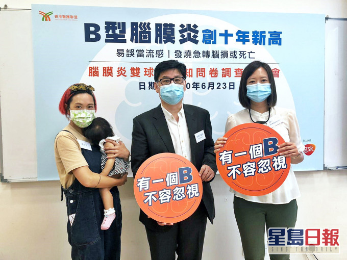 兒科專科醫生余則文醫生(中) 建議家長為子女接種疫苗預防感染。