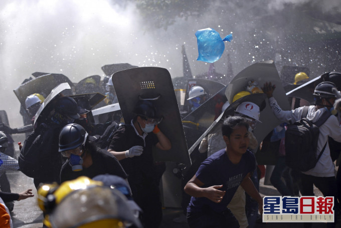 示威者與緬甸軍警不斷發生衝突。AP圖片
