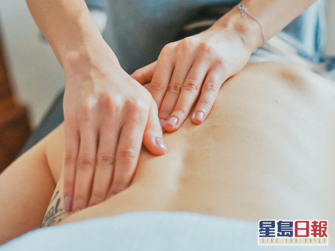 用按摩来纾缓痛症,原来「治标不治本」。unsplash图片