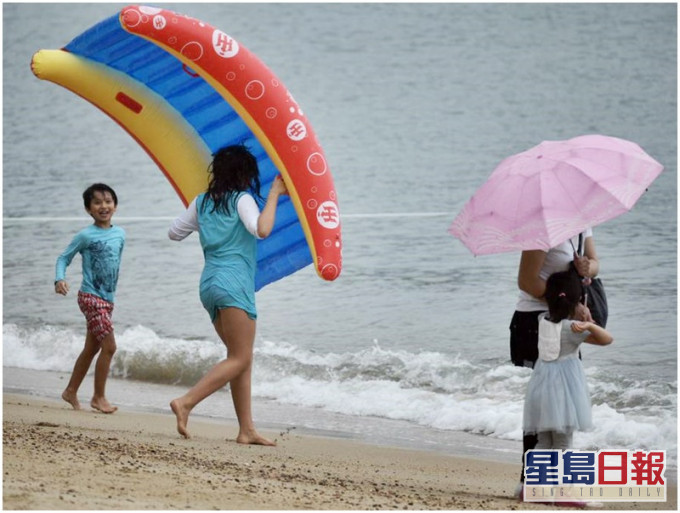 周二吹東風5至6級,離岸間中7級。密雲有雨及有狂風雷暴,雨勢有時頗大。資料圖片