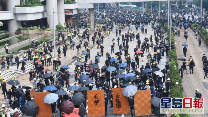 當日大批示威者在金鐘進攻總政。資料圖片