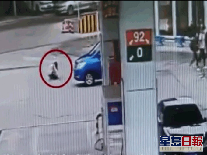 女生在藍色私家車不到一米距離前蹲下。網圖