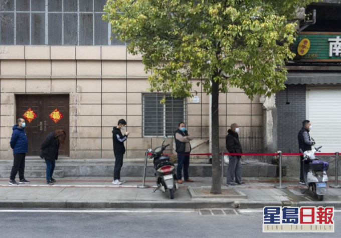 局部解封後,市民外出打包食物。新華社