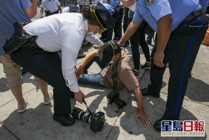 一名正在執行職務的攝影記者魯爾克過馬路時被揮拳襲擊。AP