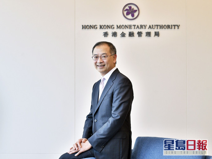 金管局總裁余偉文可以攞盡花紅,反映工作表現獲得認同。資料圖片
