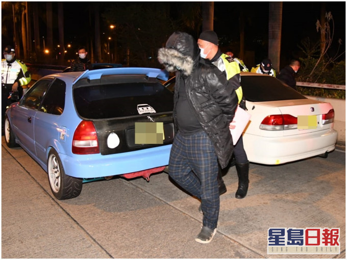 警方共拘捕17名男子和扣查15辆辣跑。