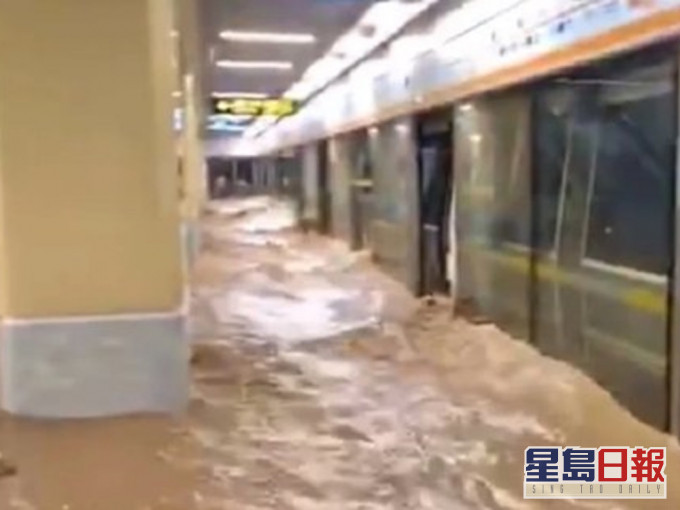 鄭州地鐵指擋水牆被沖毀導致水淹事故。網圖