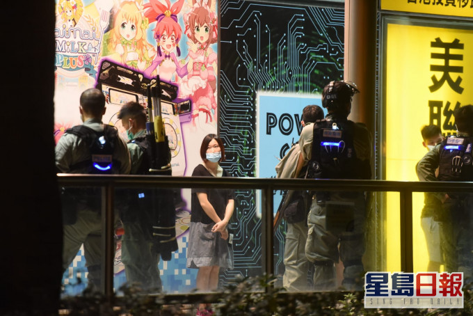 警方商場外截查市民。