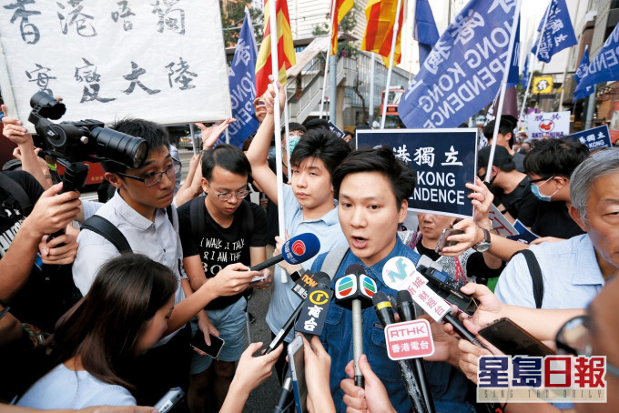 香港学生独立联盟召集人陈家驹(右一)。资料图片