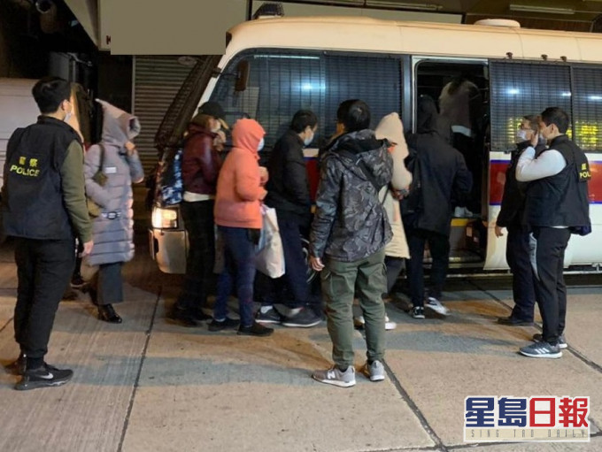 多名賭客被捕。警方圖片