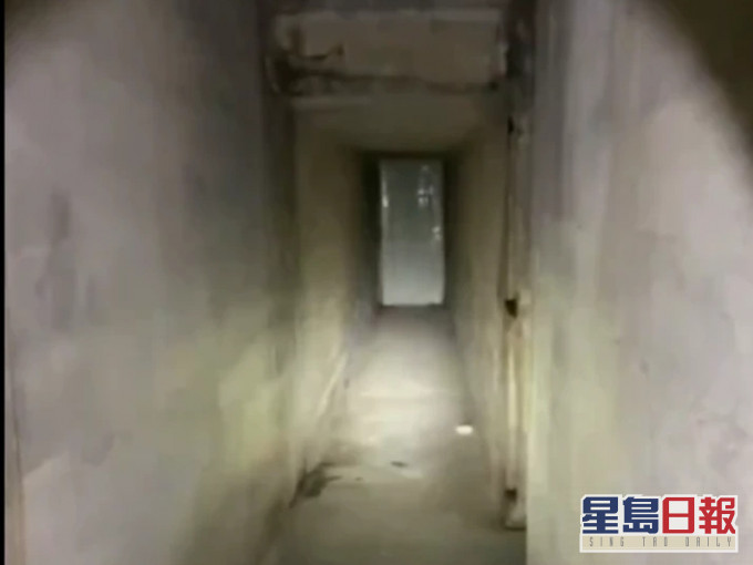 屋主在地下室發現密室入口,打開一看發現是一條隧道。(網圖)