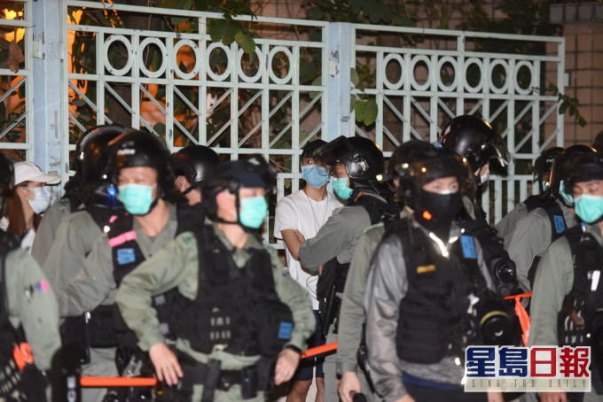 警方截查在场人士。资料图片