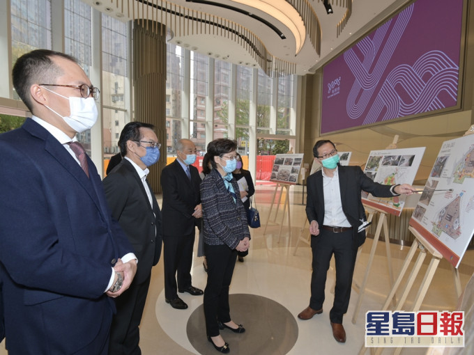 林鄭聽取市區重建局人員介紹裕民坊公共運輸交匯處的設施。