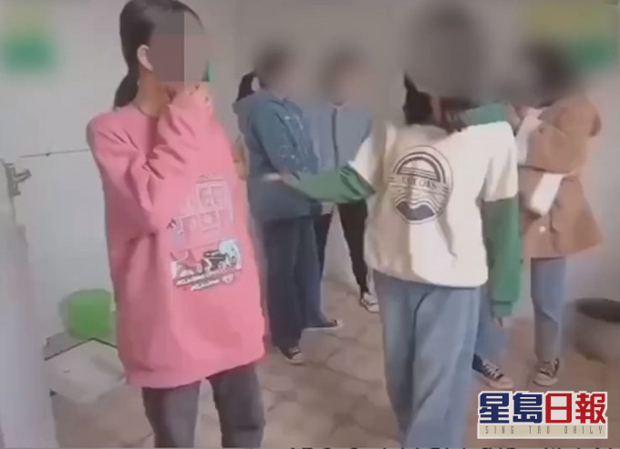 湖北初中女生厕所内遭多名同学殴打,因7名打人者未成年,警方依法不执行处罚。