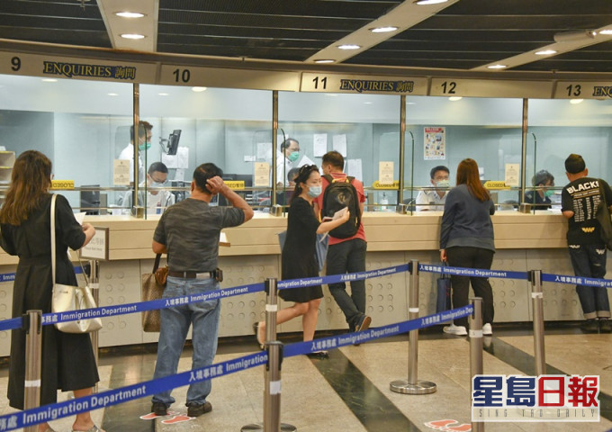 政府因應疫情發展,多次暫停非緊急服務,讓公務員在家工作。資料圖片