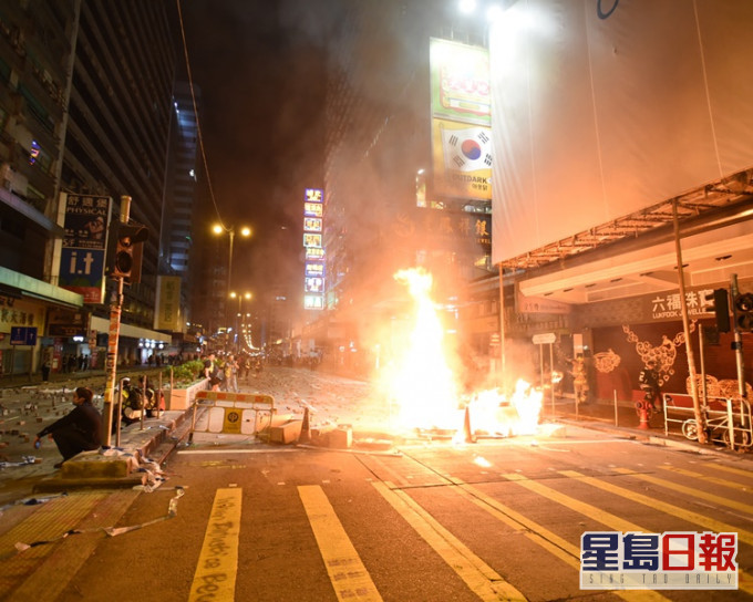 有示威者當晚於山東街交界縱火。資料圖片
