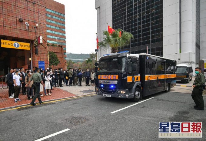 囚车离开法院。