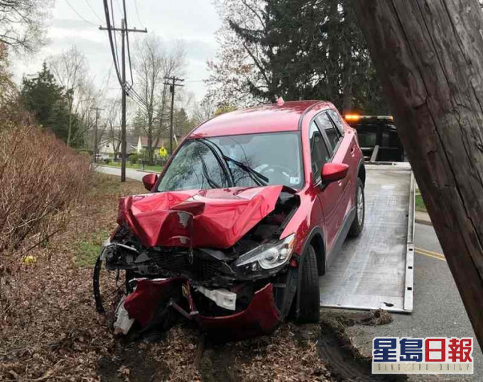 私家車撞向路邊電線桿車頭損毀幸人無大礙。Fb