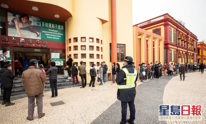 澳門市民買口罩。新聞局圖片