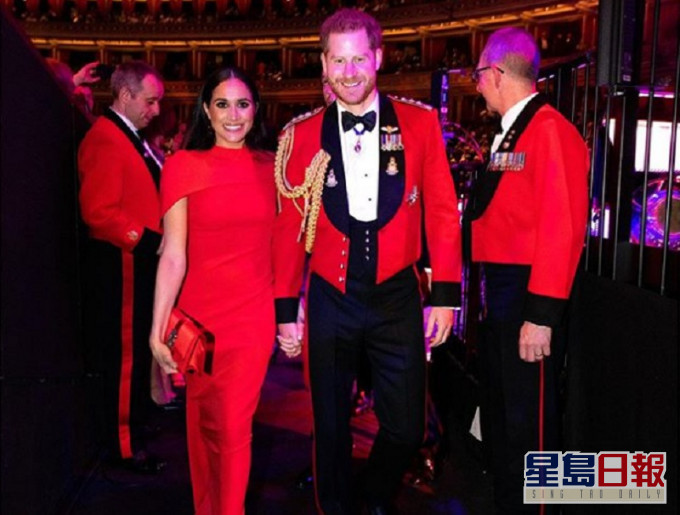 哈里梅根一身紅色打扮亮相，出席慈善音樂會。網圖