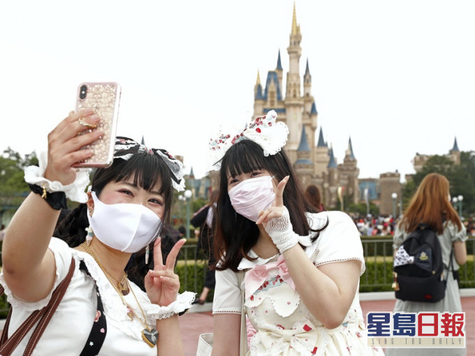 粉丝入场后兴高采烈狂拍照。AP